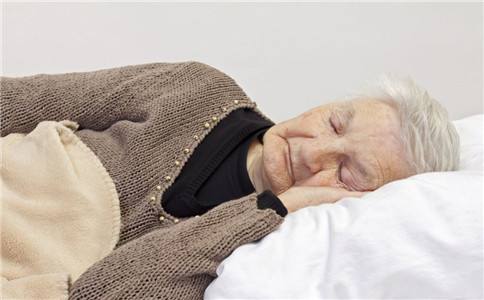 如何提高老人睡眠质量？养老护理员如何照顾老年人休息？