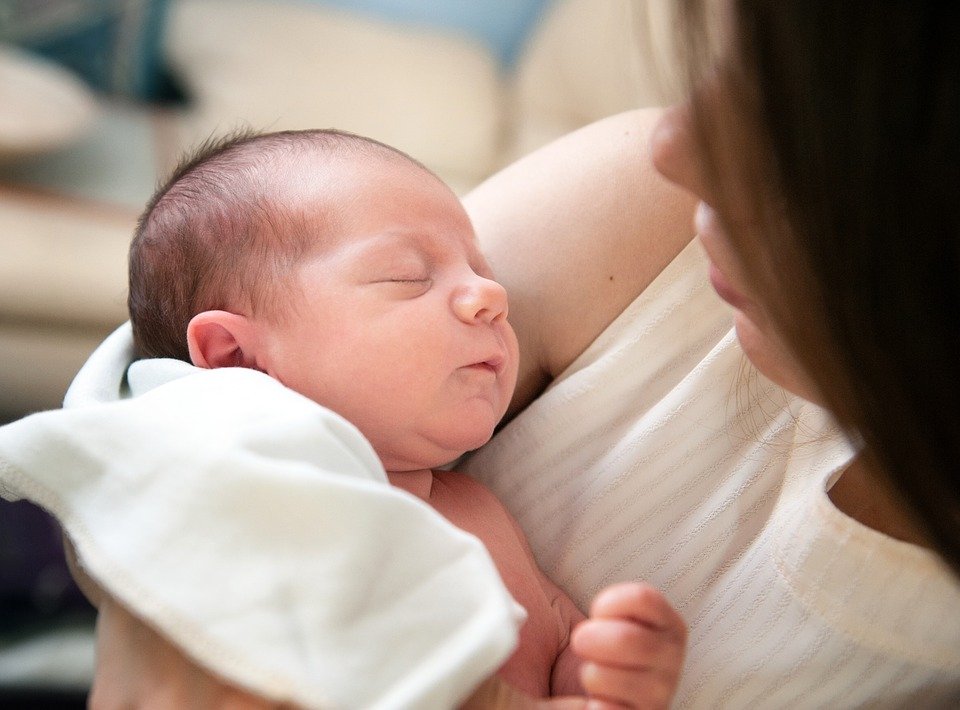 宝宝经常吐奶如何调理？小儿推拿治疗新生儿溢乳问题